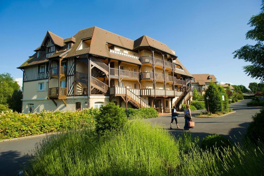 Pierre & Vacances La Residence Du Golf Deauville Esterno foto