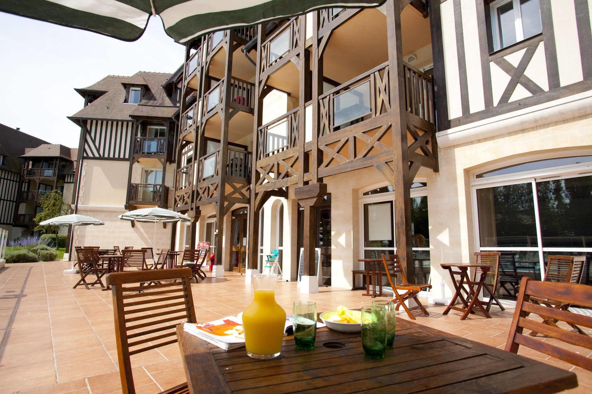 Pierre & Vacances La Residence Du Golf Deauville Esterno foto