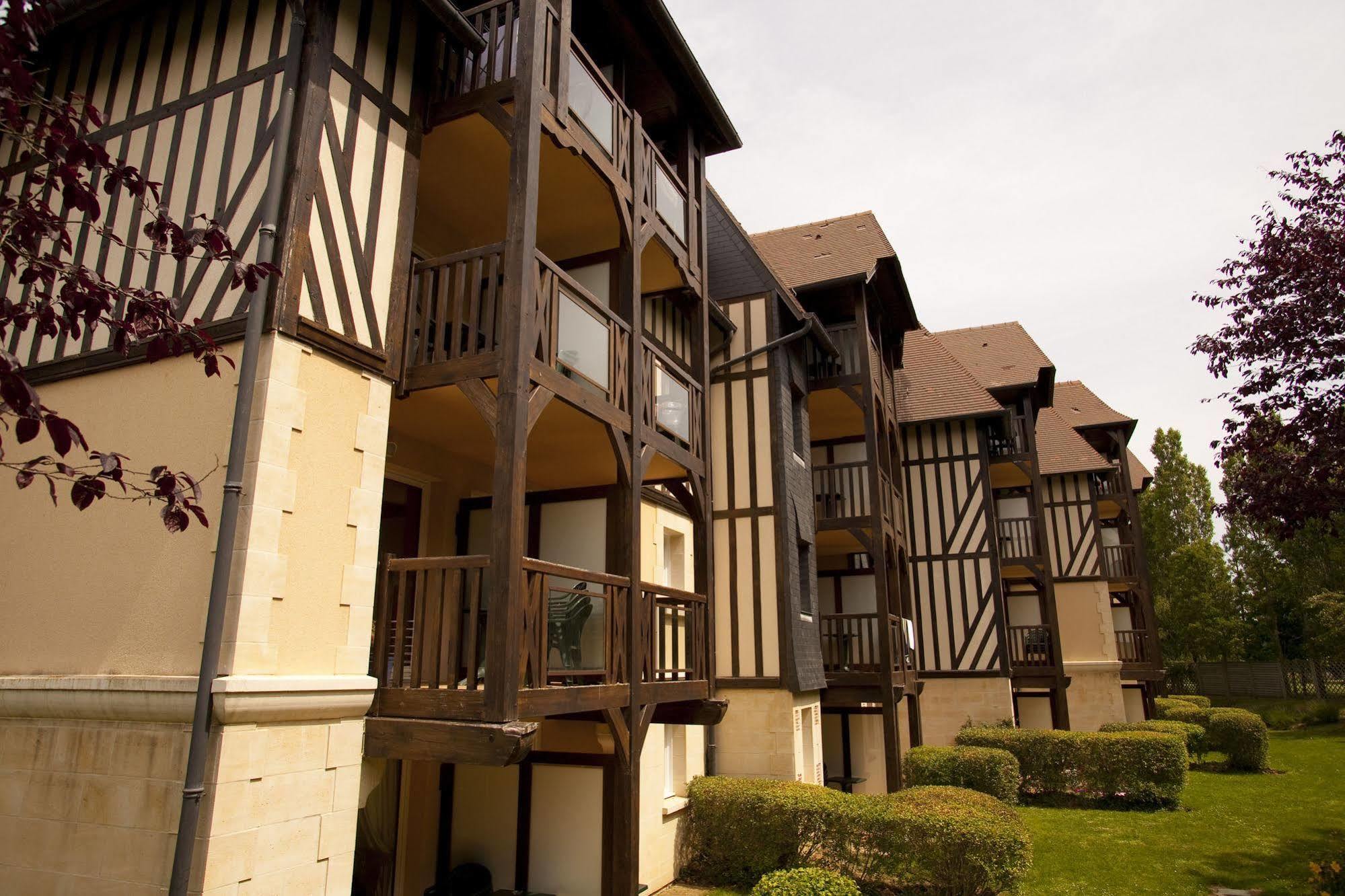 Pierre & Vacances La Residence Du Golf Deauville Esterno foto