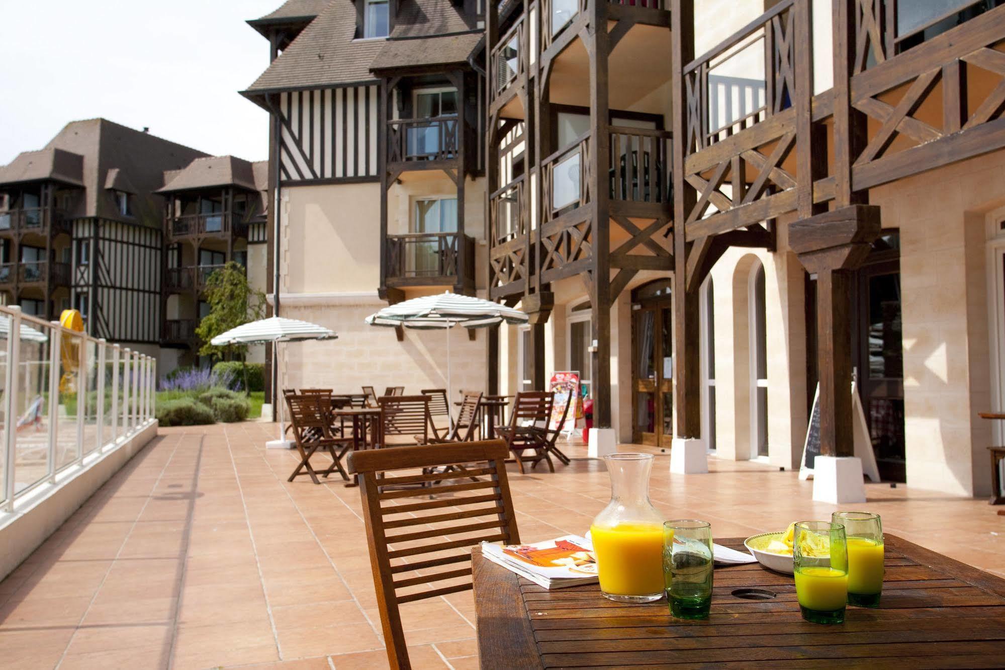 Pierre & Vacances La Residence Du Golf Deauville Esterno foto