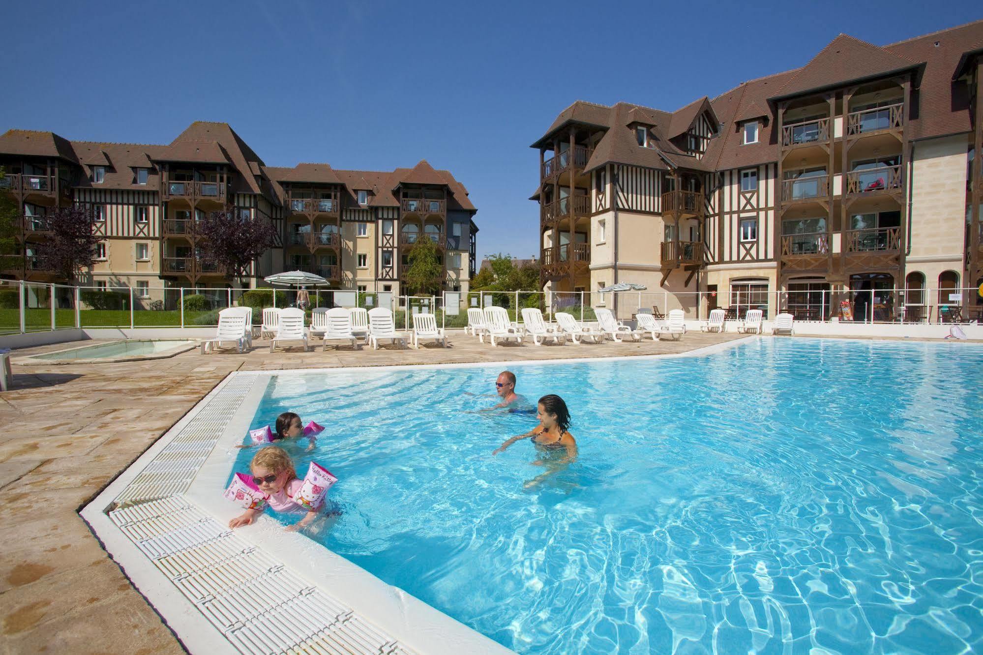 Pierre & Vacances La Residence Du Golf Deauville Esterno foto