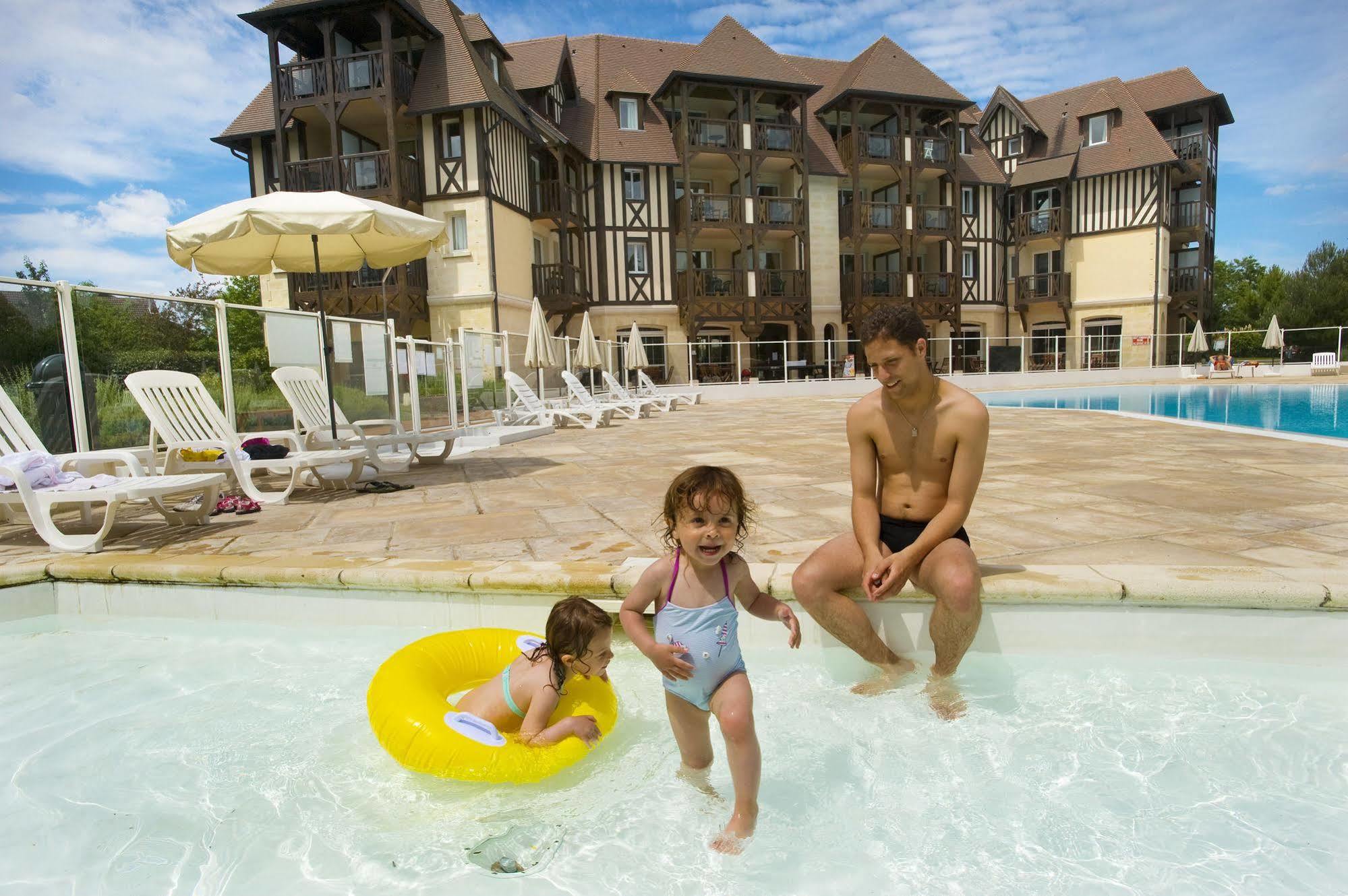 Pierre & Vacances La Residence Du Golf Deauville Esterno foto