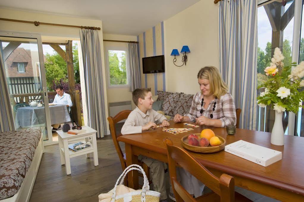 Pierre & Vacances La Residence Du Golf Deauville Esterno foto